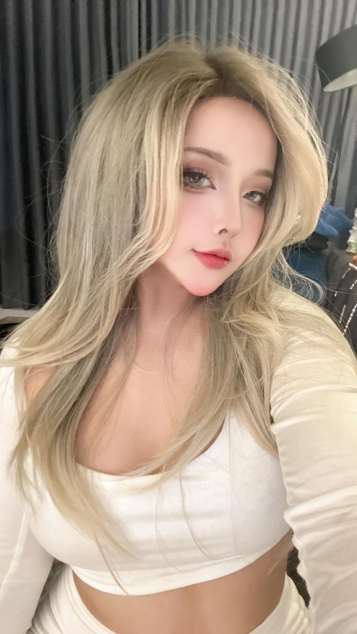 Ngắm info nữ coser mê phong cách gợi cảm, diện mạo đời thường