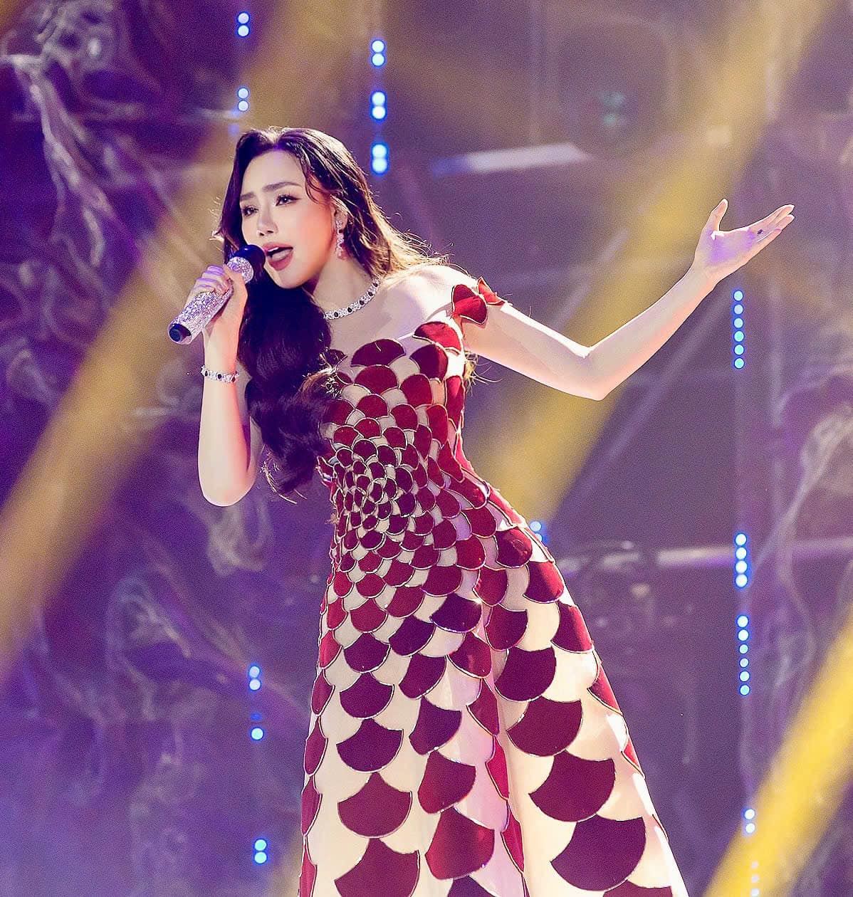 Nữ ca sĩ bất ngờ kết hôn ở tuổi 45: