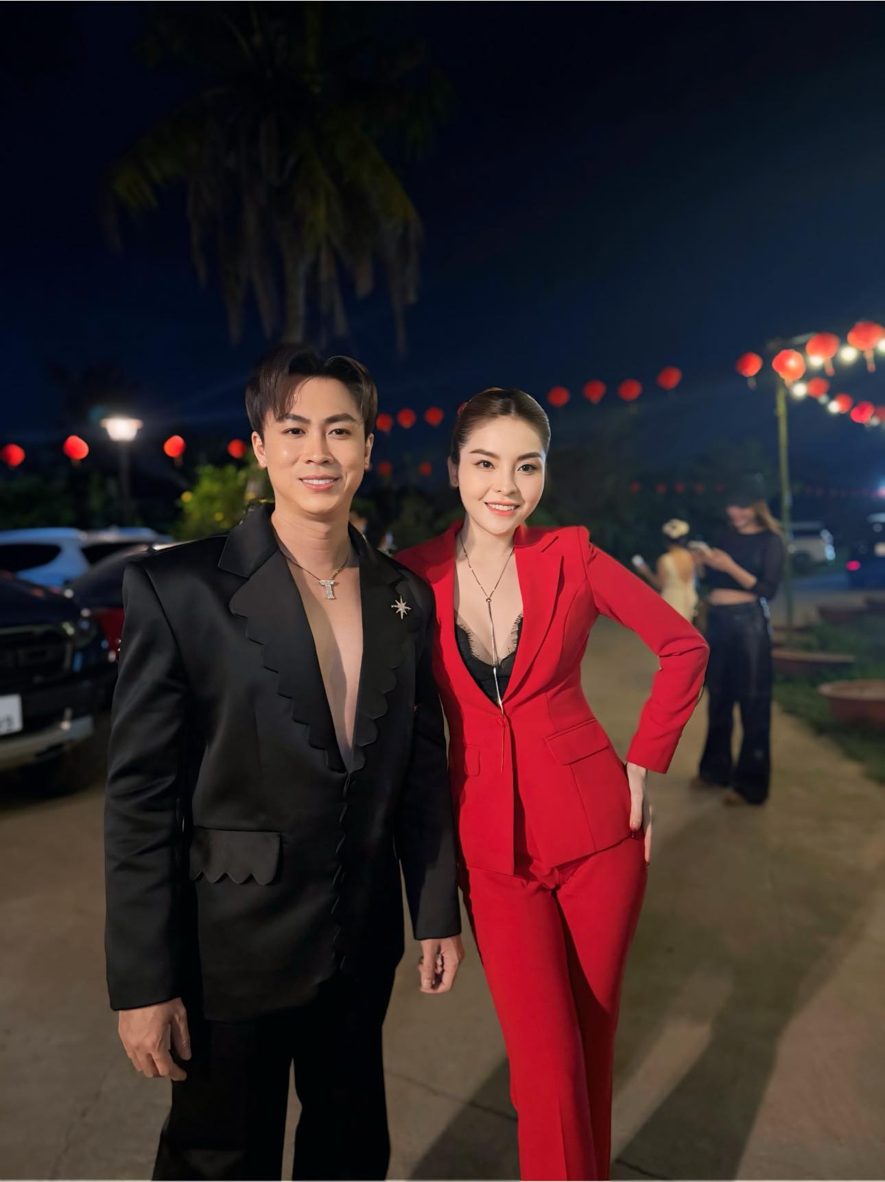 Vbiz có 1 cặp đôi mới: Hint hôn má, sống chung nhà đủ cả, chính chủ vẫn chối đây đẩy chuyện yêu?- Ảnh 2. Vbiz có 1 cặp đôi mới: Hint hôn má, sống chung nhà đủ cả, chính chủ vẫn chối đây đẩy chuyện yêu?- Ảnh 2.