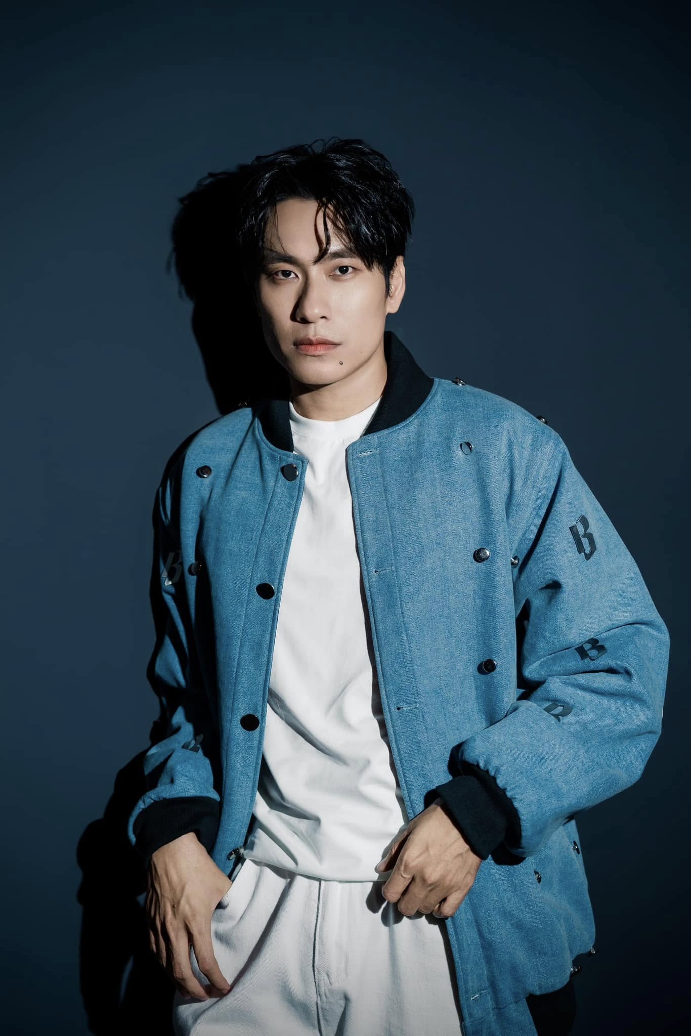 Nam nghệ sĩ Việt sau 4 năm chia tay bạn gái hơn 18 tuổi: Đẹp trai hơn, chuyện tình ái không để lộ- Ảnh 2.