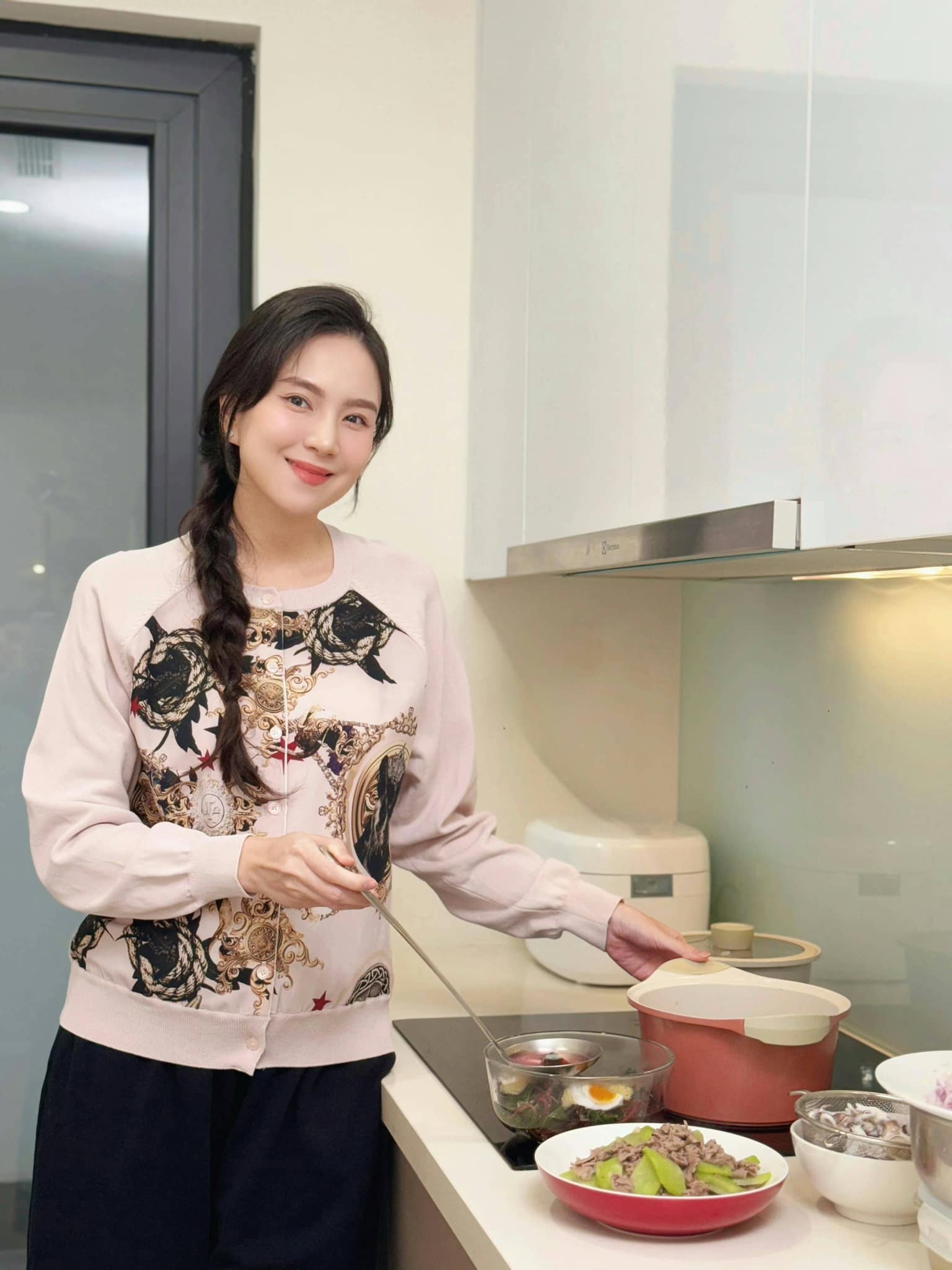 MC Mai Ngọc vướng tranh cãi sau sinh- Ảnh 4. MC Mai Ngọc vướng tranh cãi sau sinh- Ảnh 4.