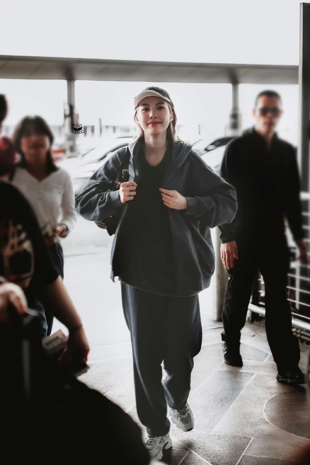 Tân Sơn Nhất chật kín fan vì cặp đôi bách hợp hot nhất Thái Lan, nhìn đến nhan sắc mà