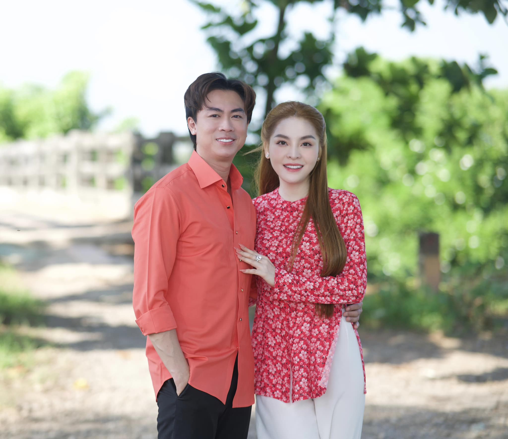 Vbiz có 1 cặp đôi mới: Hint hôn má, sống chung nhà đủ cả, chính chủ vẫn chối đây đẩy chuyện yêu?- Ảnh 1. Vbiz có 1 cặp đôi mới: Hint hôn má, sống chung nhà đủ cả, chính chủ vẫn chối đây đẩy chuyện yêu?- Ảnh 1.