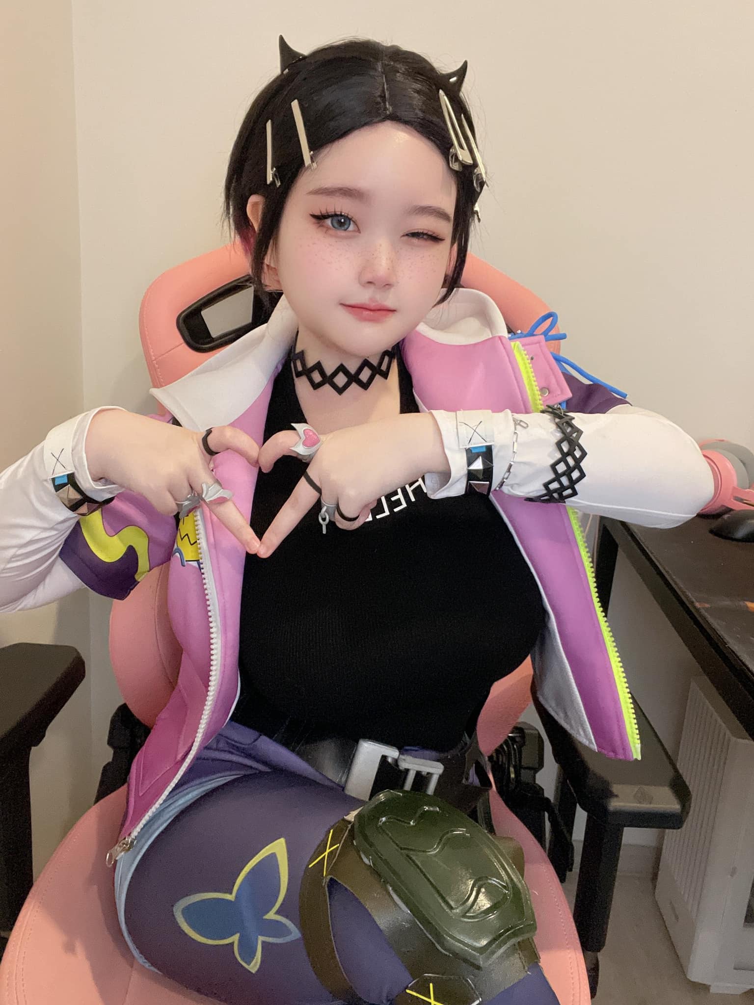 Sở hữu gương mặt ngây thơ, nữ coser gây choáng váng với những màn cosplay táo bạo- Ảnh 3.