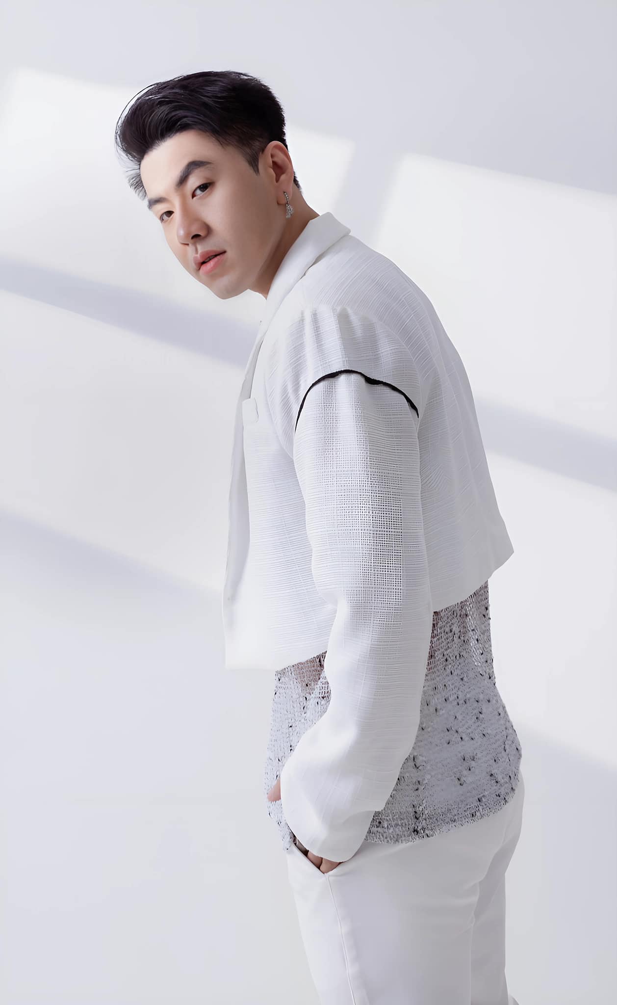 Sao nam Vbiz gánh nợ 16 tỷ đồng giúp bạn, nay trùng tu nhan sắc đến nhận không ra- Ảnh 2.