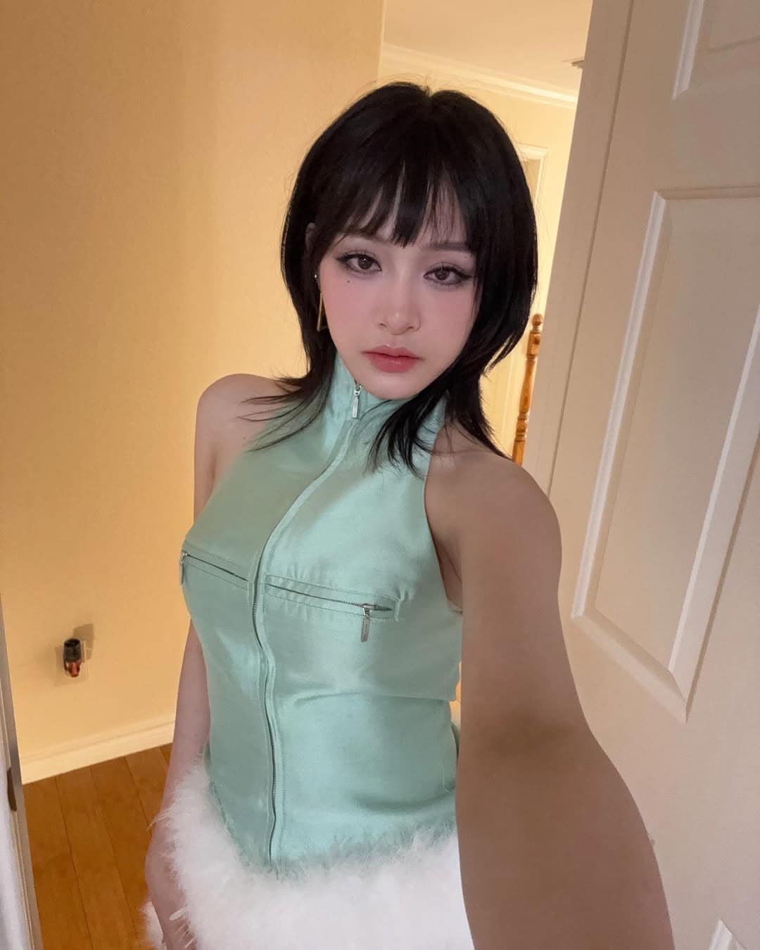 Hiền Hồ bất ngờ quỳ gối xin lỗi: