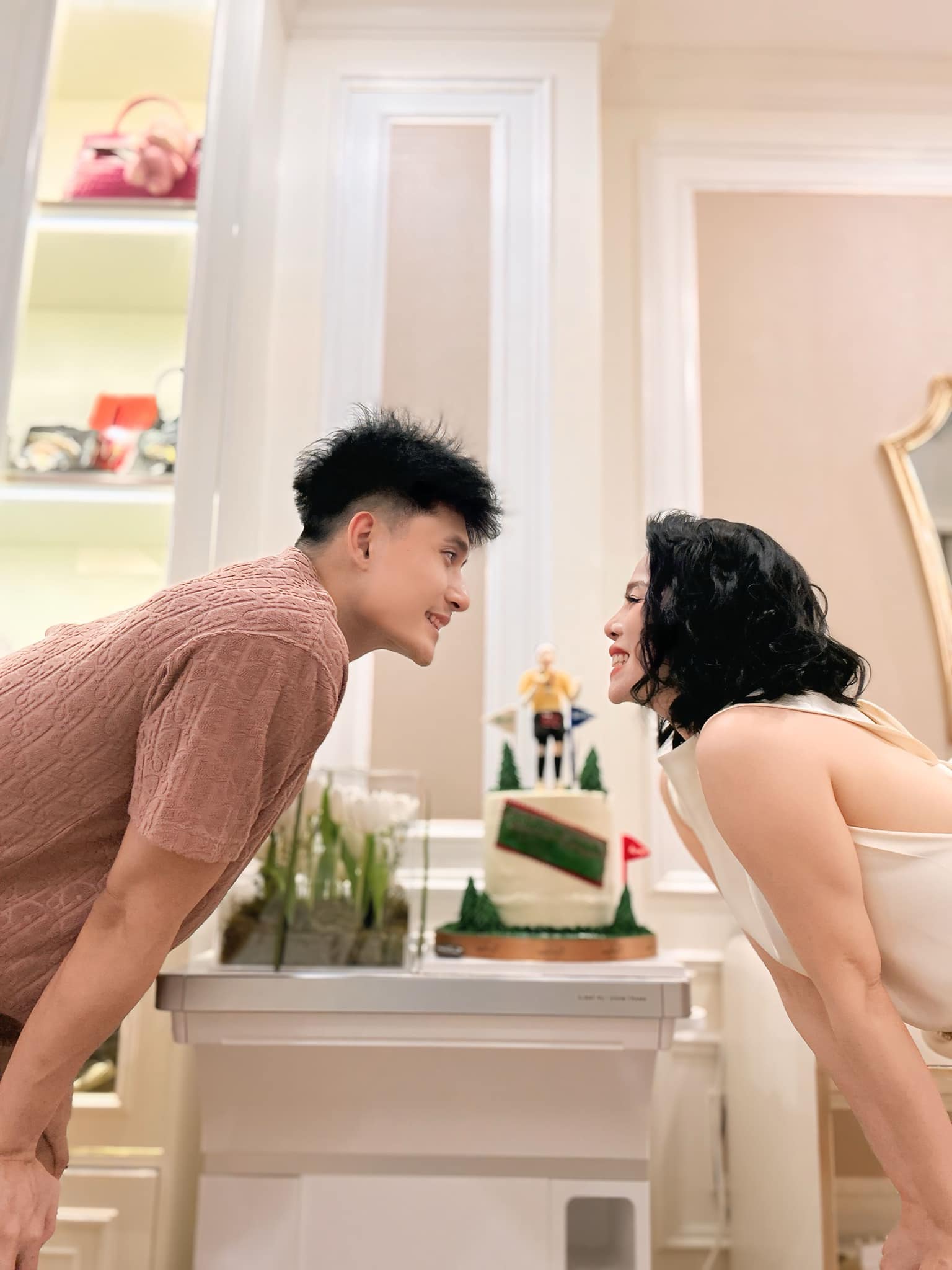 Đôi bạn từng thân Hà Hồ - Lệ Quyên: Người được chồng Việt Kiều hộ tống khắp nơi, người được tình trẻ tặng quà vẫn bị Đôi bạn từng thân Hà Hồ - Lệ Quyên: Người được chồng Việt Kiều hộ tống khắp nơi, người được tình trẻ tặng quà vẫn bị