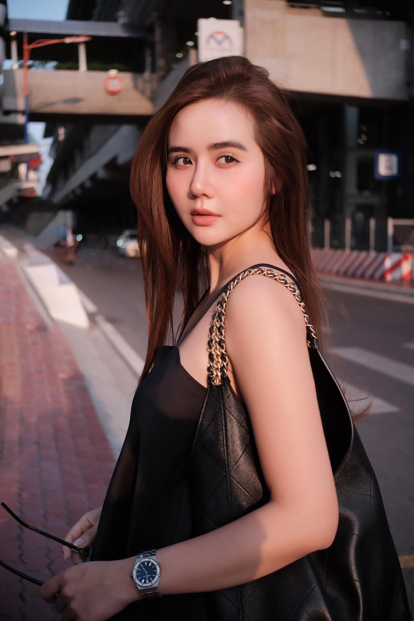 Đẹp như tiên mà đứng cạnh mỹ nhân Vbiz này cũng phải lép vế: Người đâu sang khủng khiếp, mặc gì cũng thành trend- Ảnh 7.