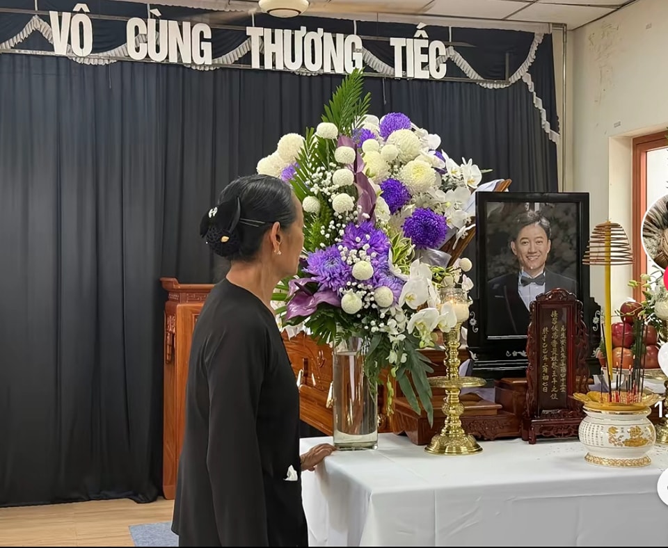 Lễ tang nghệ sĩ Quý Bình: Xót xa cảnh mẹ nam diễn viên buồn bã, cúi chào từng khách đến viếng- Ảnh 1. Lễ tang nghệ sĩ Quý Bình: Xót xa cảnh mẹ nam diễn viên buồn bã, cúi chào từng khách đến viếng- Ảnh 1.