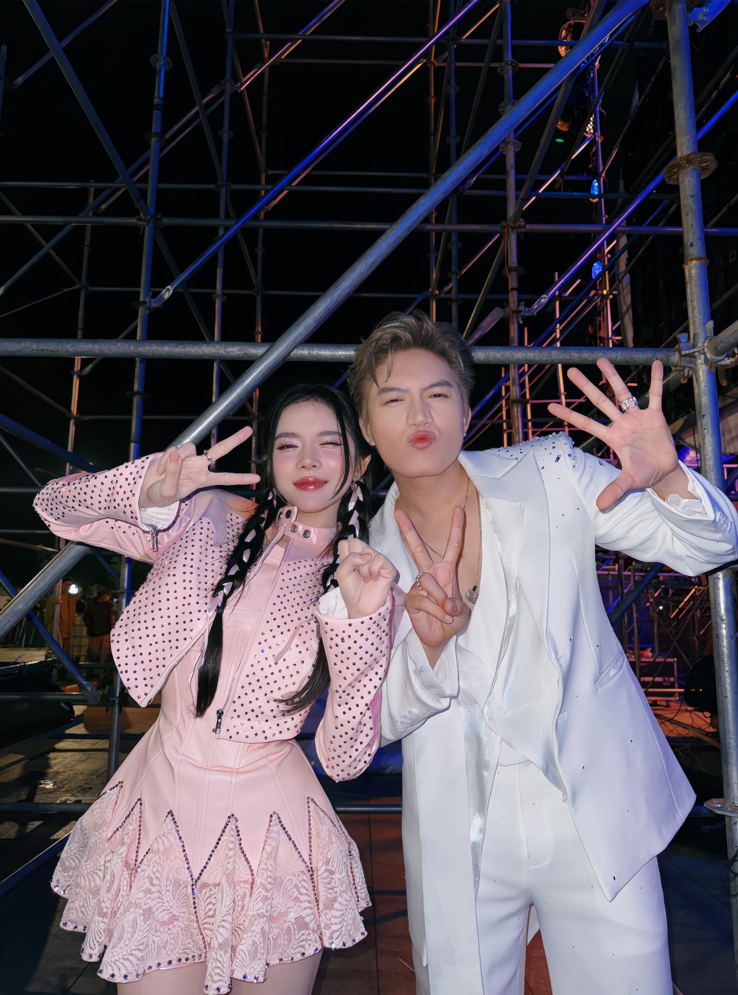 Đôi Anh trai - Em xinh bị khui hẹn hò vì 1 sự cố, đàng gái nói 3 chữ lộ luôn chuyện sống chung?- Ảnh 2. Đôi Anh trai - Em xinh bị khui hẹn hò vì 1 sự cố, đàng gái nói 3 chữ lộ luôn chuyện sống chung?- Ảnh 2.