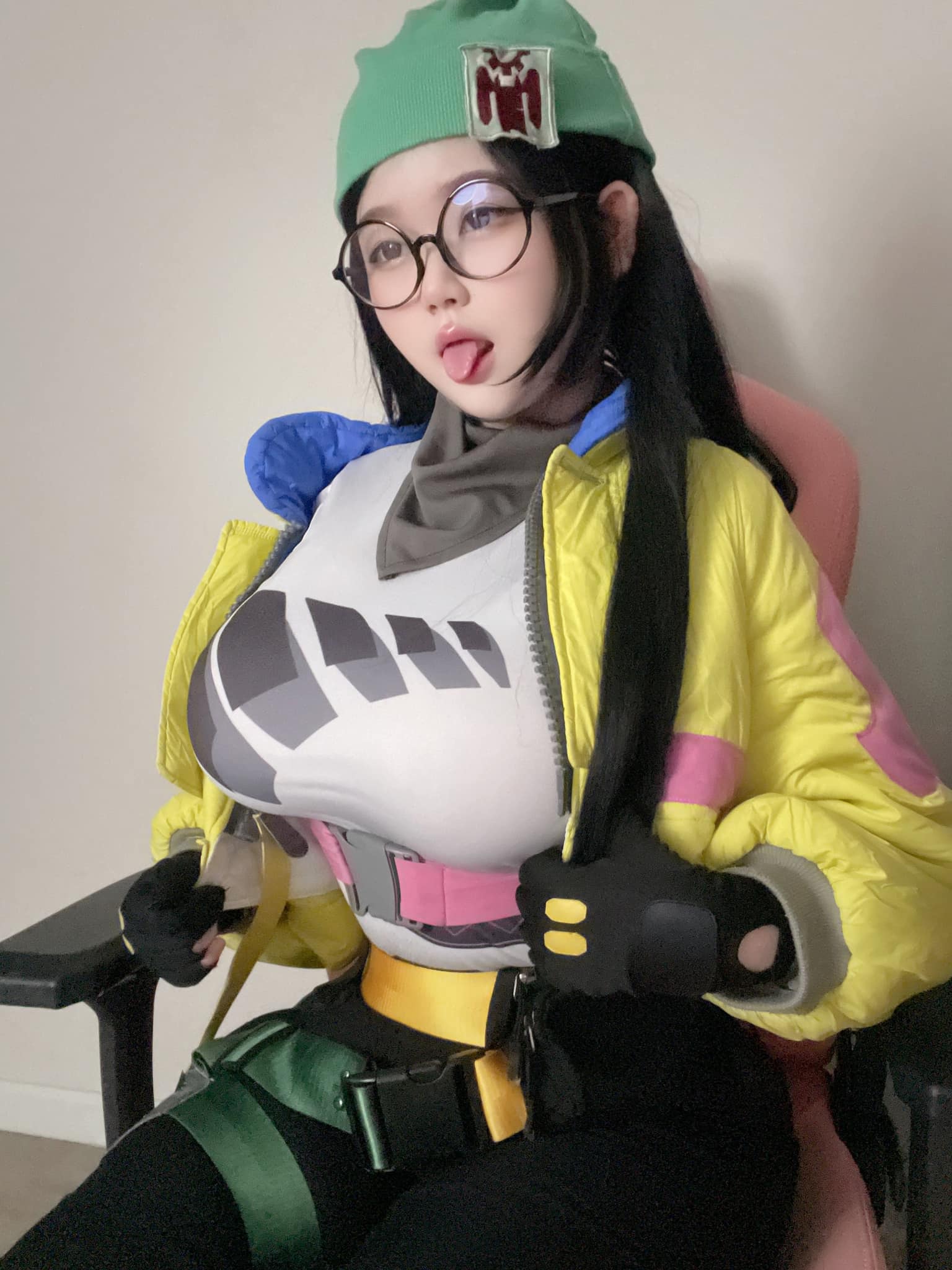 Sở hữu gương mặt ngây thơ, nữ coser gây choáng váng với những màn cosplay táo bạo- Ảnh 2.