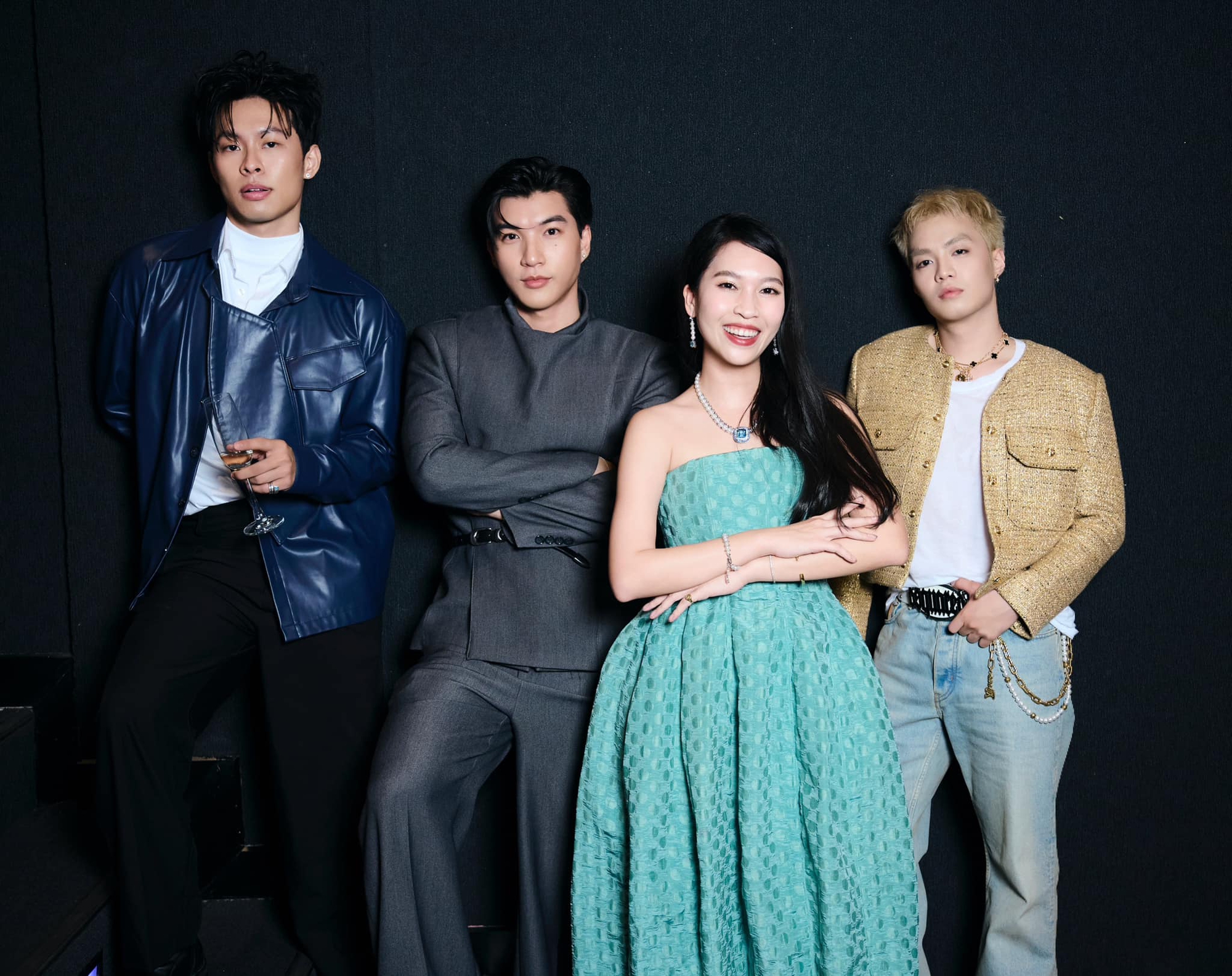 Xuất hiện cô gái được săn đón chẳng kém các Em Xinh Say Hi tại họp báo ra mắt, biết