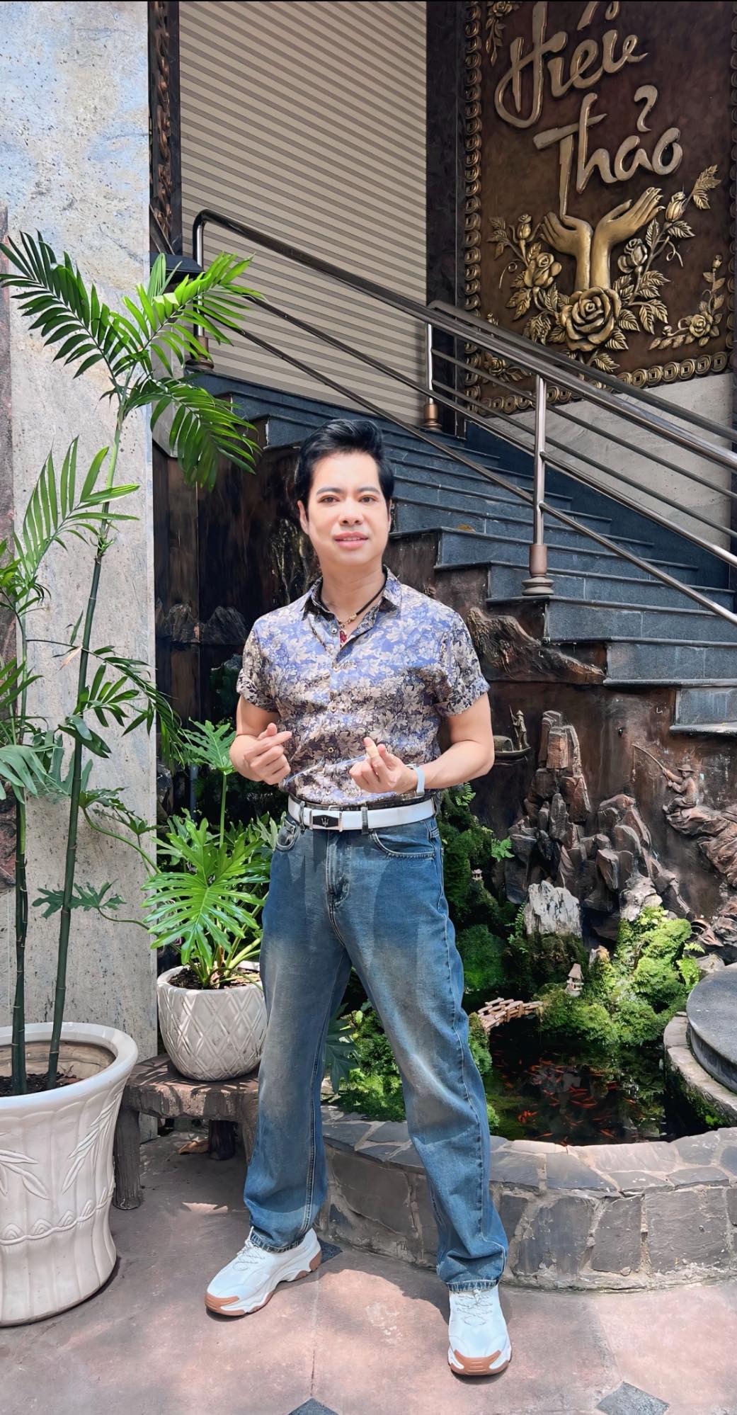 Sao nam Vbiz bỏ ra 1000 cây vàng đúc tượng chính mình, sở hữu biệt thự