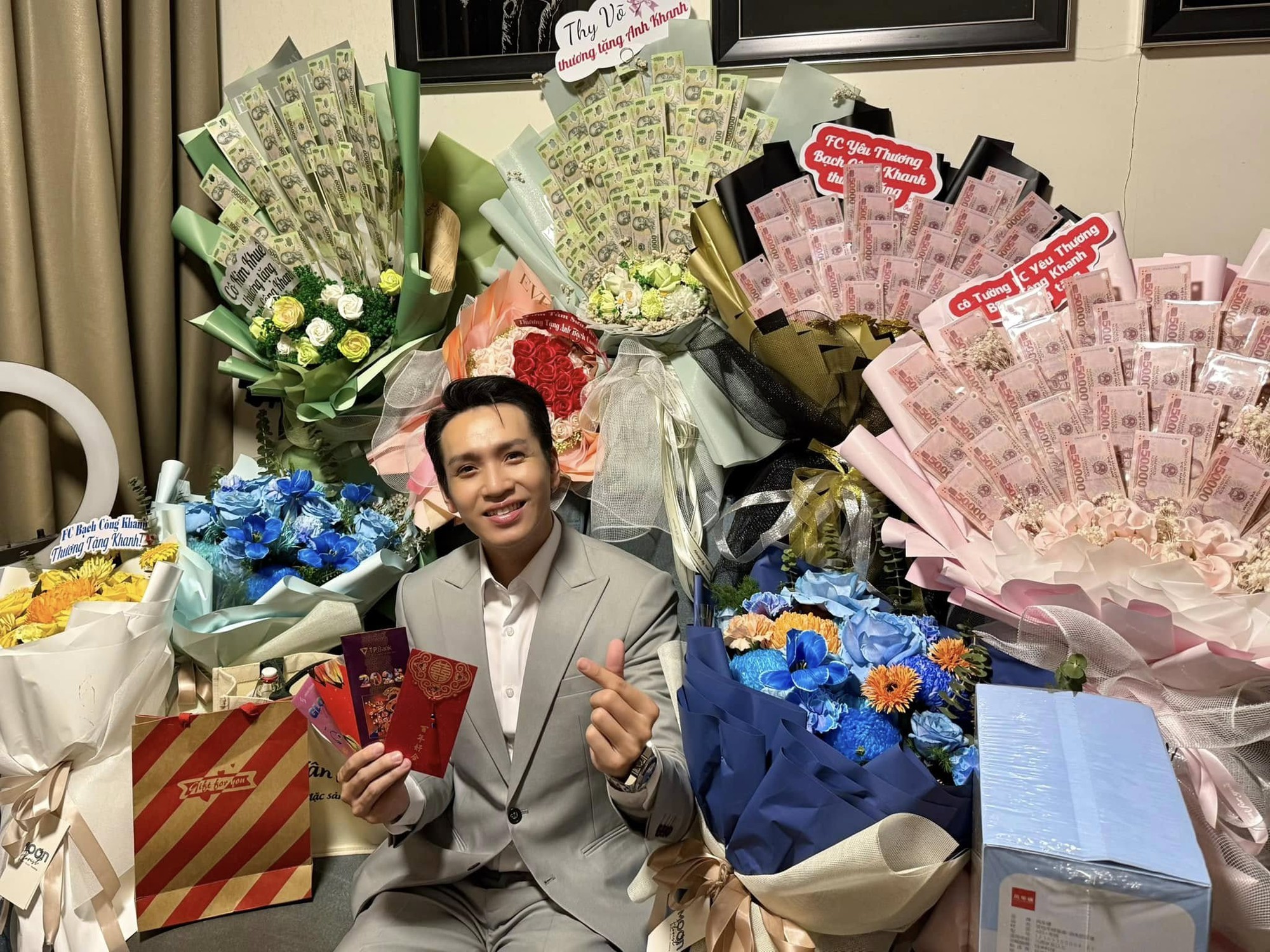 Nam nghệ sĩ Việt nổi tiếng: 35 tuổi vẫn độc thân, đi hát được lì xì nhiều hơn cả tiền cát-xê- Ảnh 2.