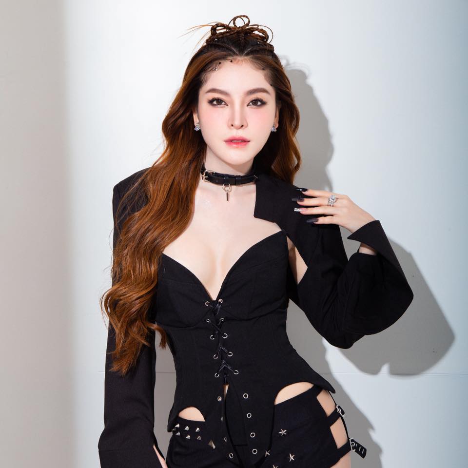 Vbiz có 1 cặp đôi mới: Hint hôn má, sống chung nhà đủ cả, chính chủ vẫn chối đây đẩy chuyện yêu?- Ảnh 8. Vbiz có 1 cặp đôi mới: Hint hôn má, sống chung nhà đủ cả, chính chủ vẫn chối đây đẩy chuyện yêu?- Ảnh 8.