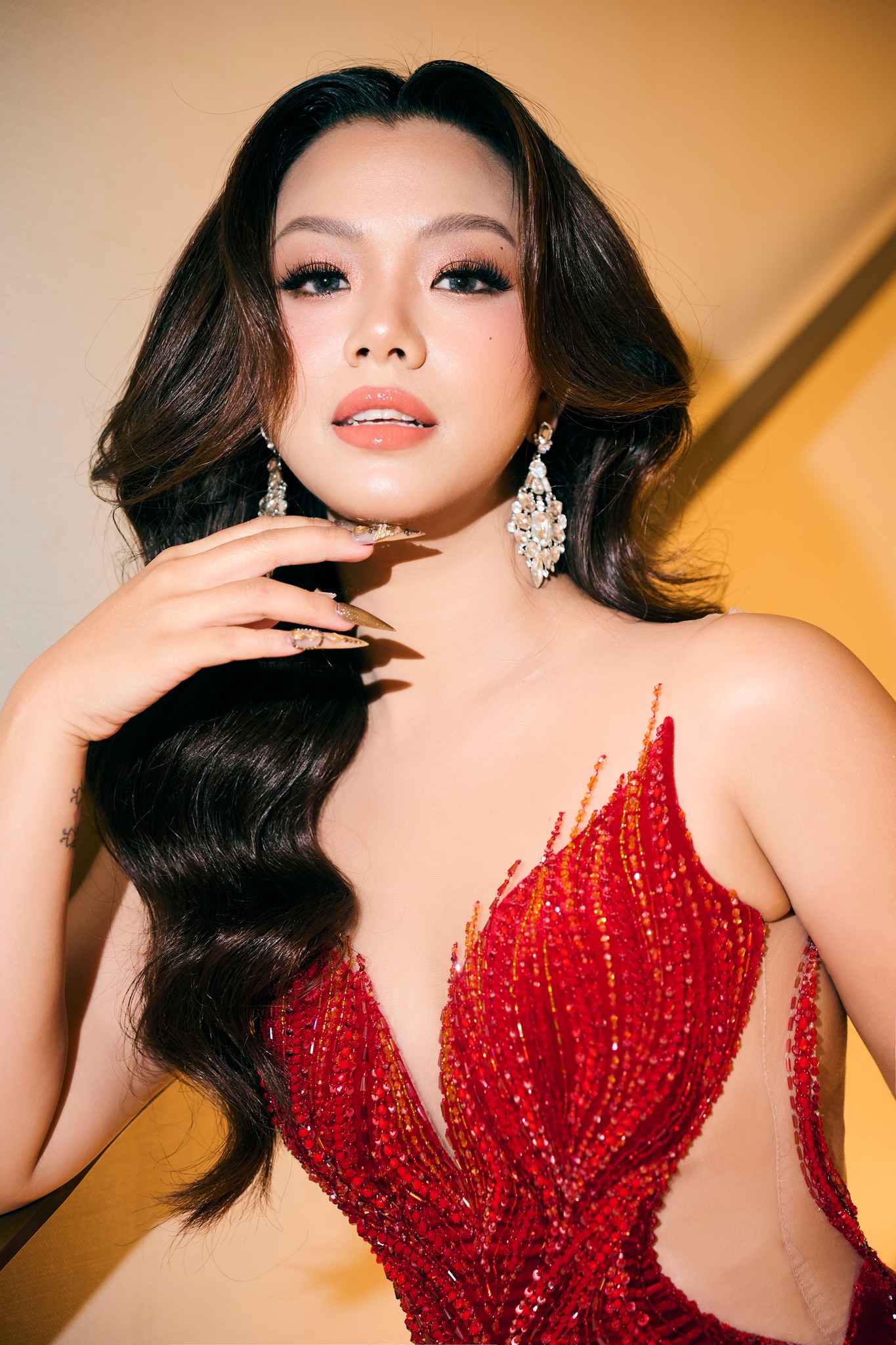 Clip cận cảnh sao nữ Vbiz ngã nhào úp mặt xuống sân khấu, cảnh tượng sau đó gây bất ngờ- Ảnh 6.