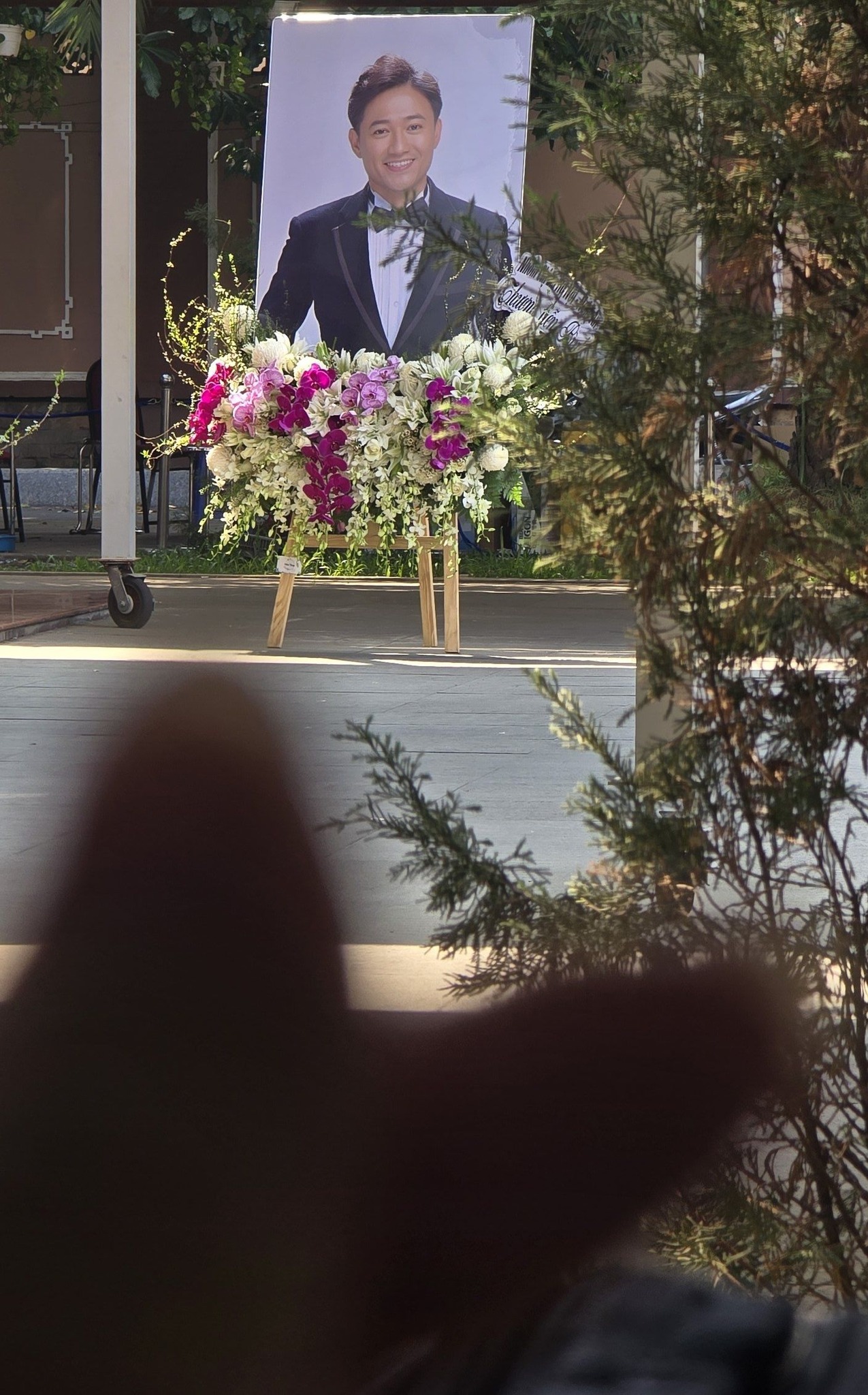 482207654241972252765346817609970310115131770n-1741507404917-1741507405071885695737 "Vợ Quý Bình đẫm nước mắt, chỉ xuống đứa bé đứng dưới chân nói: Nè chị, con trai ảnh nè, ôm nó đi chị" 482207654241972252765346817609970310115131770n 1741507404917 1741507405071885695737