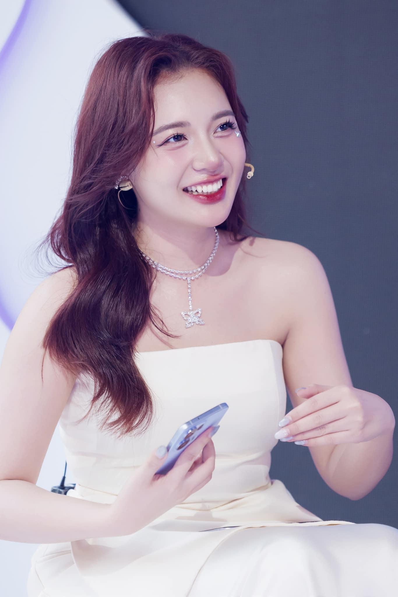 Nữ MC tuyệt sắc tự tin khoe mặt mộc- Ảnh 1.