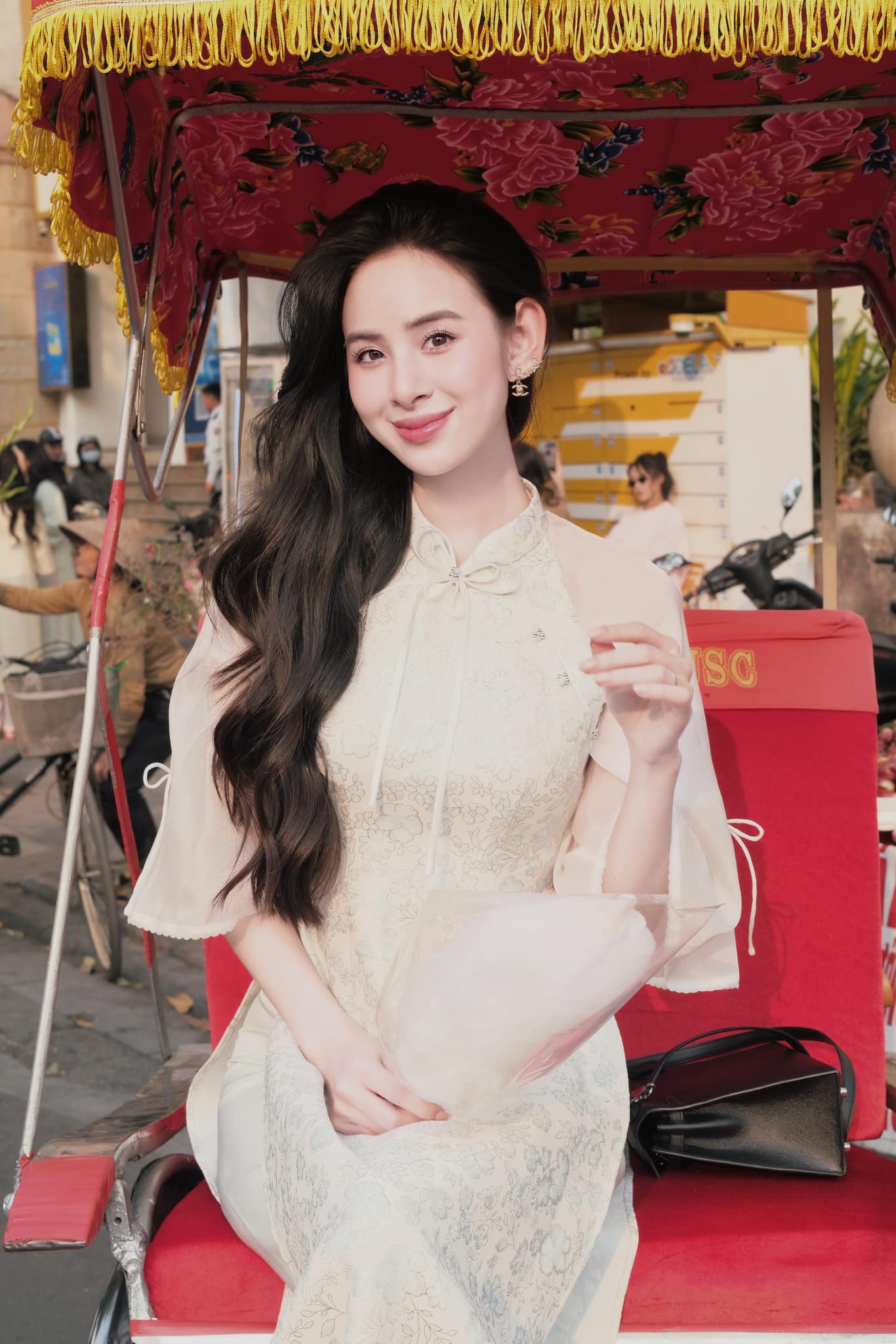 "Kim Tae Hee Việt Nam" hẹn hò khi chồng thiếu gia đang có bạn gái? 4822200601702504594005921603134602697714756n 17493562477462079820981 1749358187162 17493581874292116665808