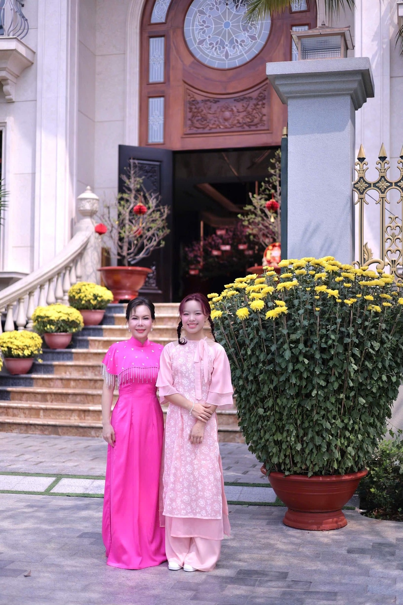 Ái nữ ít lộ diện của diễn viên hài Việt Hương: 16 tuổi cao vượt trội mẹ, không chỉ học giỏi mà còn rất xinh xắn- Ảnh 3.