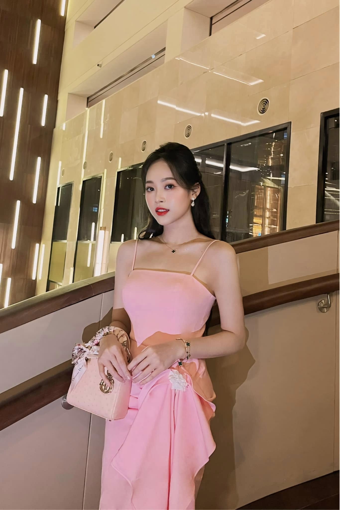 Á hậu Trịnh Thuỳ Linh dạo này: Ở ẩn 6 tháng, lộ loạt