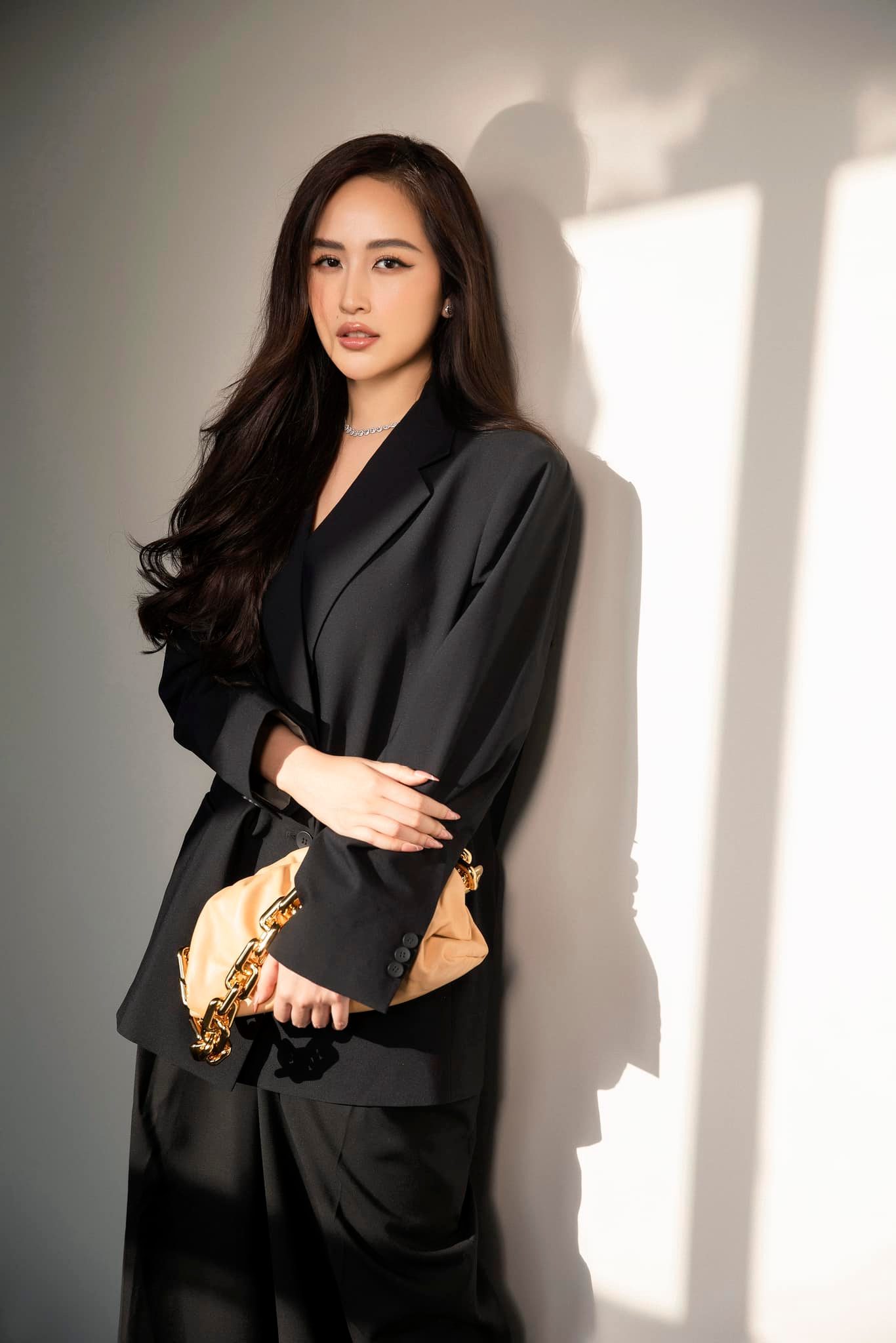 Hoa hậu Vbiz rộ tin chi chục tỷ mua chứng khoán: