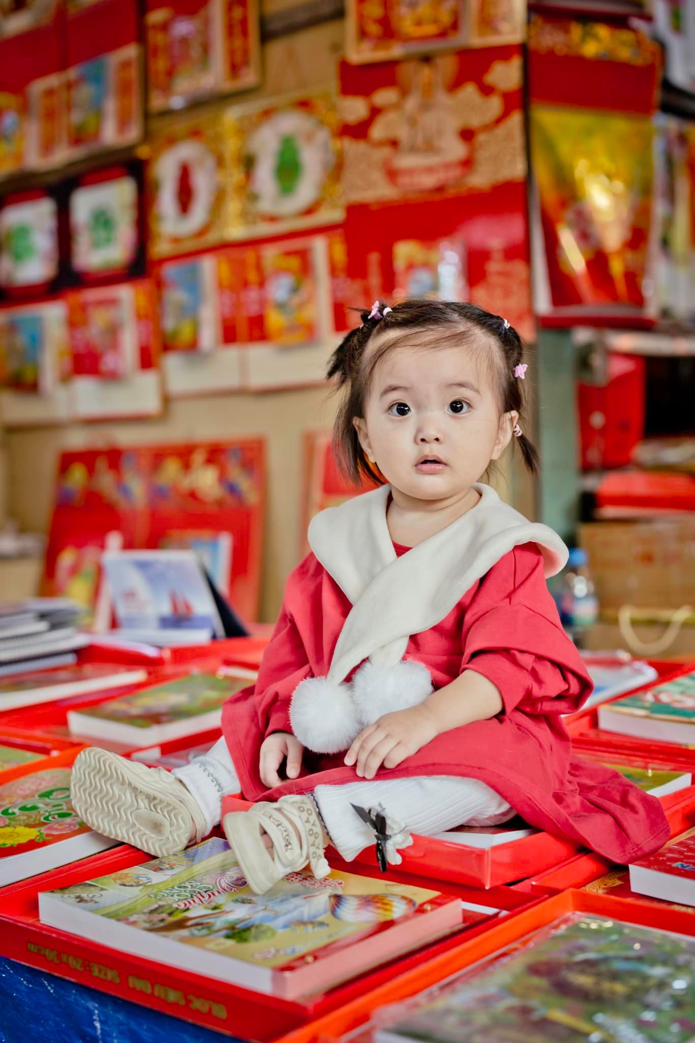 Vẻ đẹp như búp bê của con gái út nhà Khánh Thi-Phan Hiển, đáng yêu cỡ này bảo sao lu mờ bố mẹ nổi tiếng- Ảnh 9.