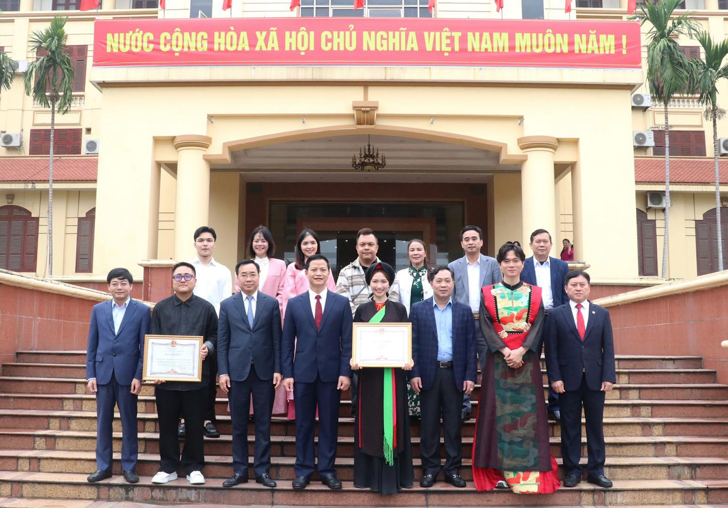 Hòa Minzy nhận khen thưởng từ lãnh đạo tỉnh Bắc Ninh- Ảnh 2. Hòa Minzy nhận khen thưởng từ lãnh đạo tỉnh Bắc Ninh- Ảnh 2.