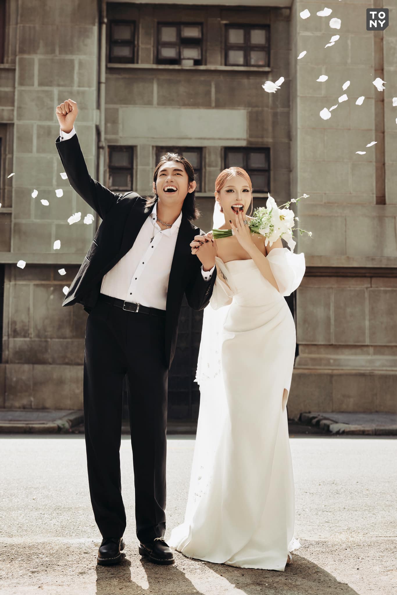 Sao nam Vbiz và bạn gái Trung Quốc kỷ niệm 5 năm yêu, hơn 500.000 người dán mắt xem món quà có 1-0-2- Ảnh 3.