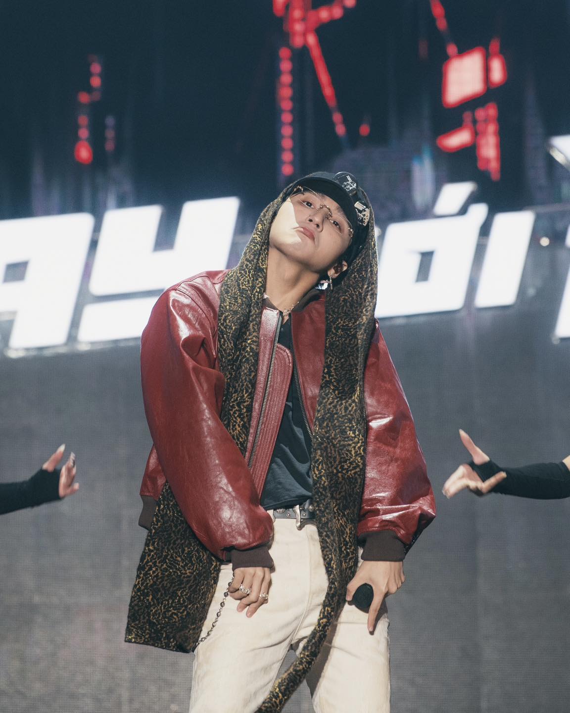 Hành động gây sốc ngay giữa chợ của Sơn Tùng- Ảnh 4.