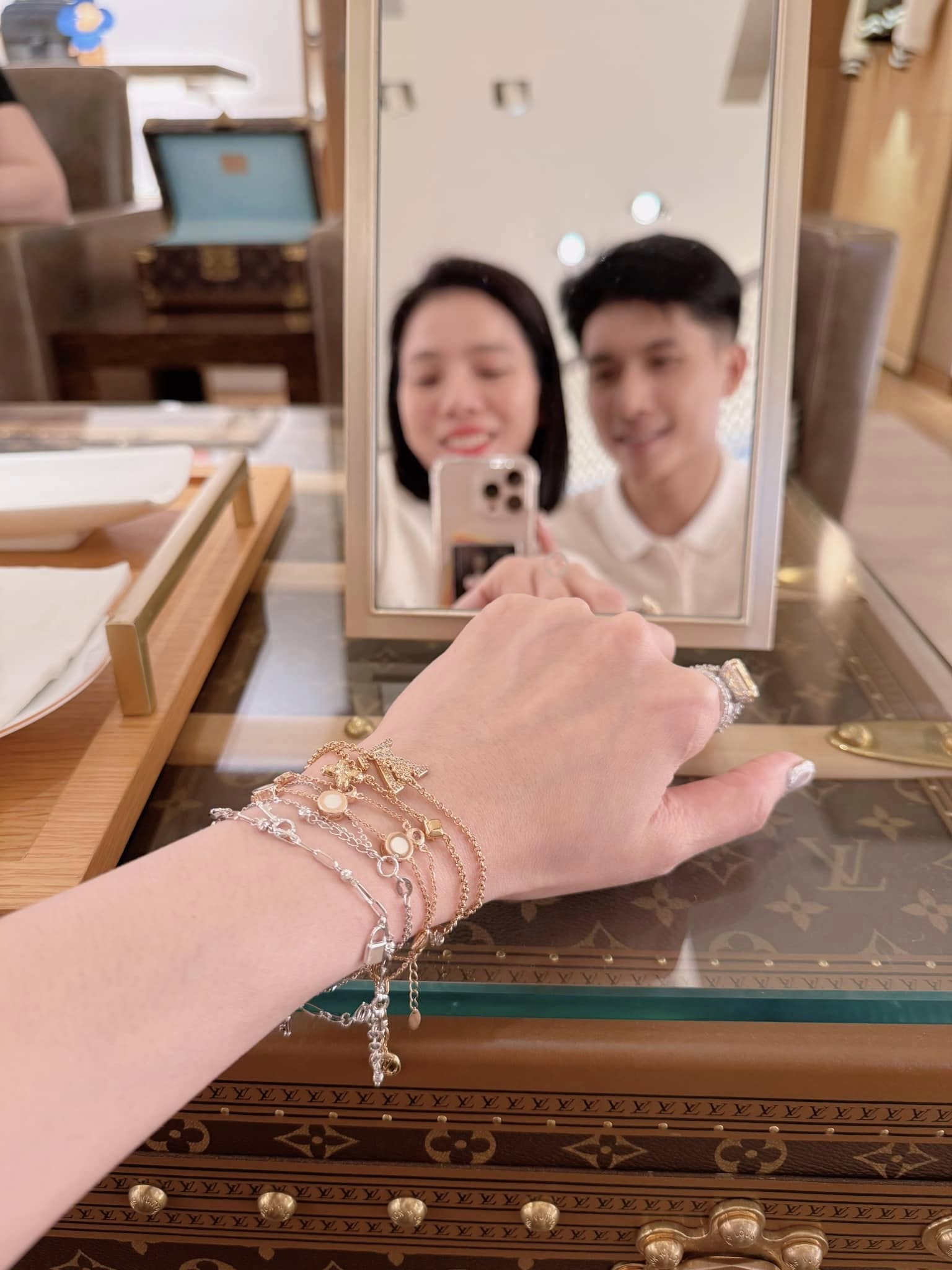 Đôi bạn từng thân Hà Hồ - Lệ Quyên: Người được chồng Việt Kiều hộ tống khắp nơi, người được tình trẻ tặng quà vẫn bị Đôi bạn từng thân Hà Hồ - Lệ Quyên: Người được chồng Việt Kiều hộ tống khắp nơi, người được tình trẻ tặng quà vẫn bị