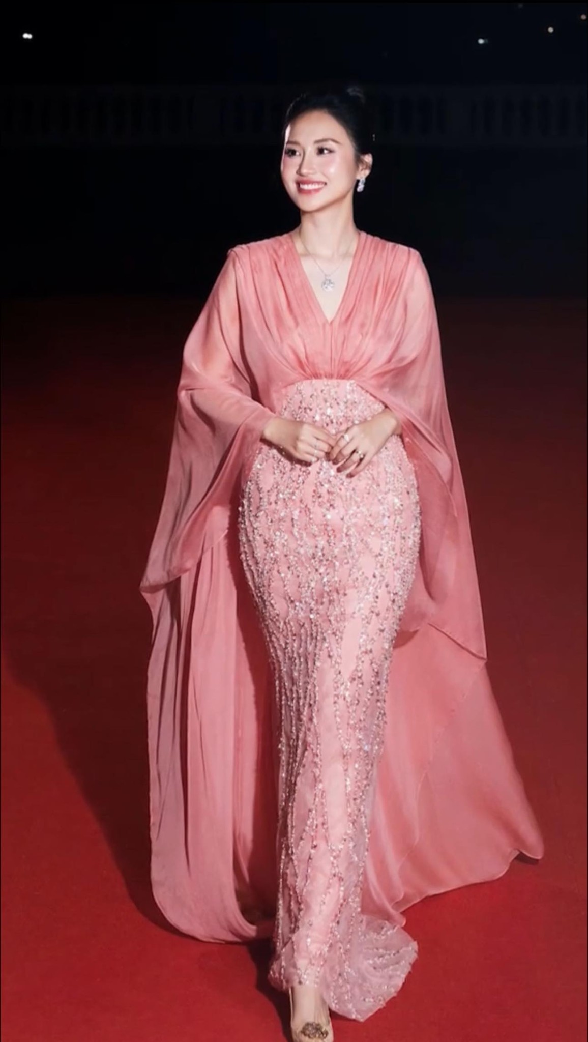 2 con dâu nhà tỷ phú đọ sắc chung khung hình, Á hậu Phương Nhi lộ thái độ qua khoảnh khắc 3 giây- Ảnh 2.