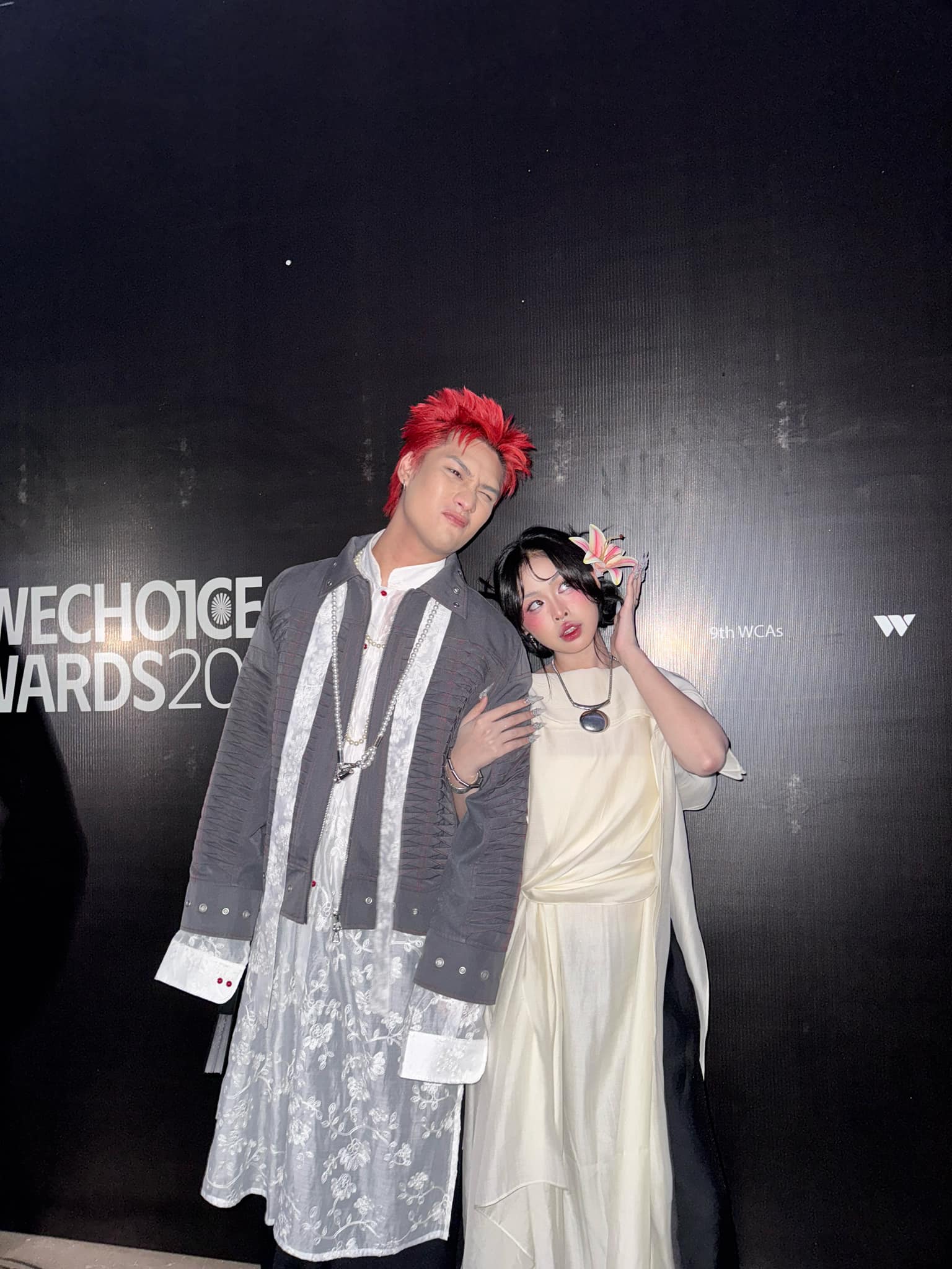 Bắt gặp 1 cặp đôi công khai tình tứ ở hậu trường Em Xinh Say Hi, đàng trai làm hành động quá lộ liễu- Ảnh 2.