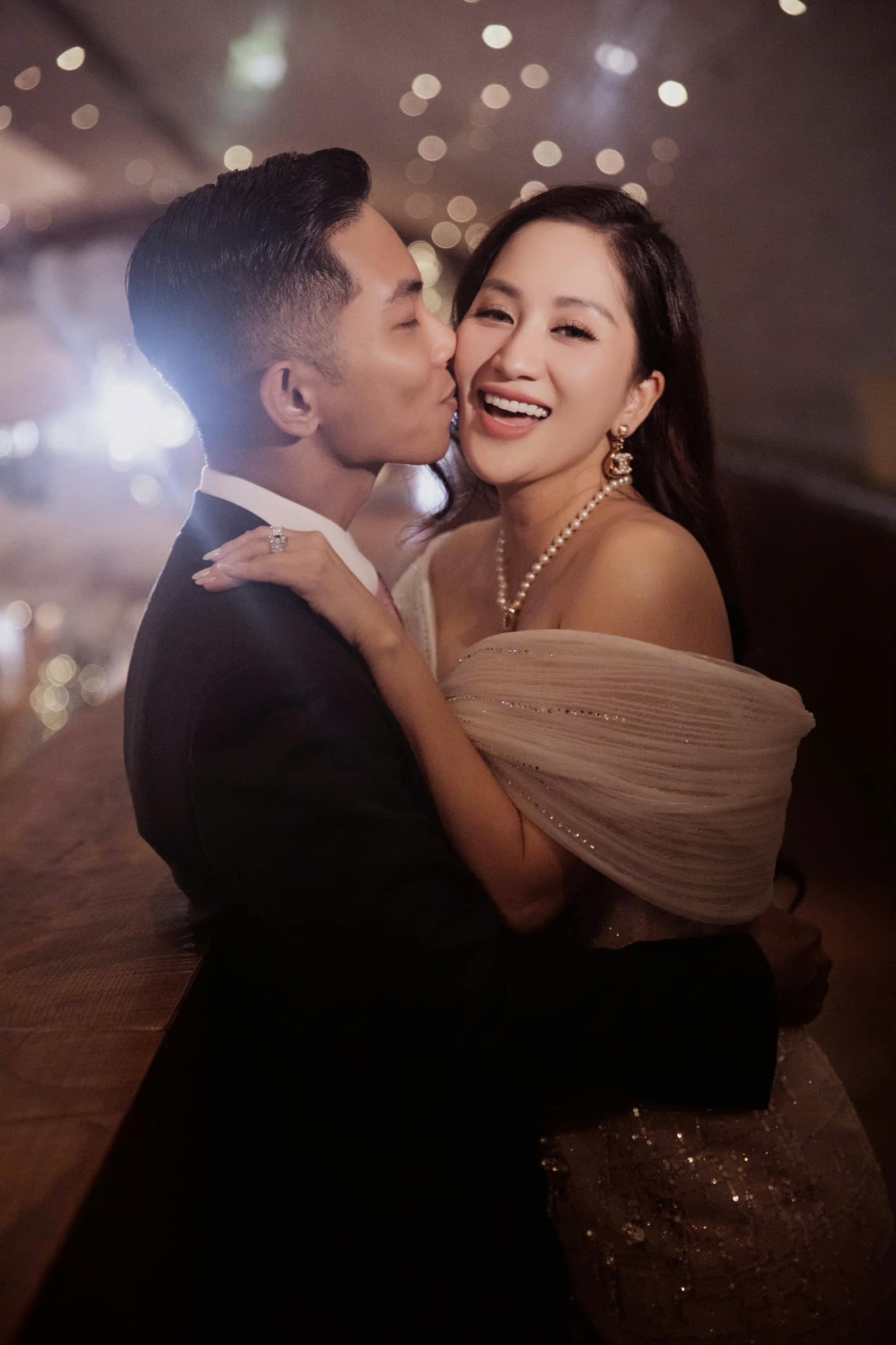 Ngoại hình nam nghệ sĩ là học trò kiêm chồng kém 11 tuổi của nữ Viện trưởng, sở hữu nhà 800m2 tại Bình Thạnh- Ảnh 9. Ngoại hình nam nghệ sĩ là học trò kiêm chồng kém 11 tuổi của nữ Viện trưởng, sở hữu nhà 800m2 tại Bình Thạnh- Ảnh 9.