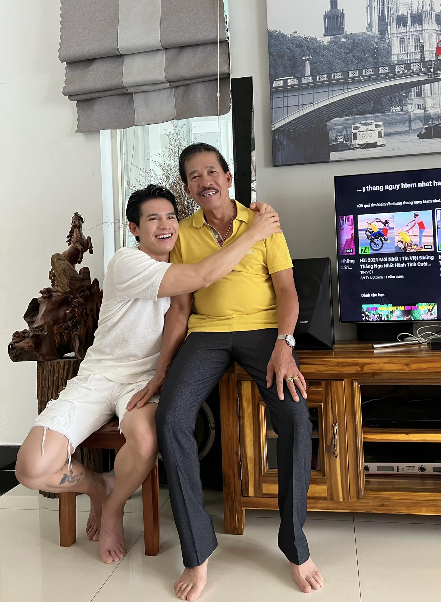 Tang lễ bố ca sĩ Quốc Thiên: Tiến Luật - Binz và dàn sao đến viếng, Duy Khánh nói 1 câu gây xúc động- Ảnh 3.