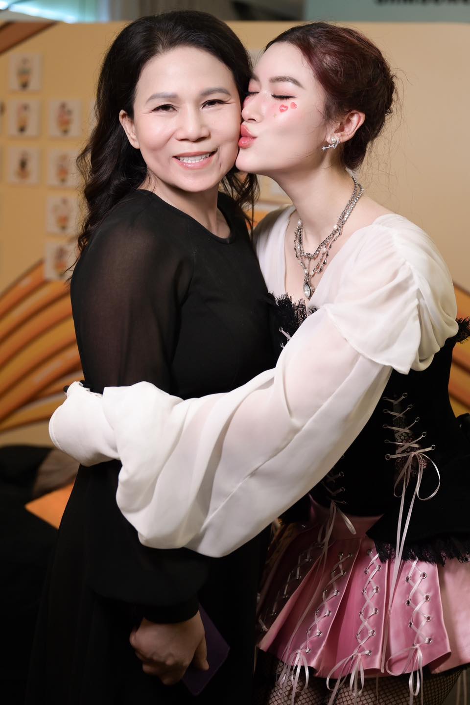 Người đẹp Vbiz là nữ thừa kế “gia tộc nghìn tỷ”: Từng được nuôi như công chúa, nay lăn xả bẻ măng, trồng tỏi giữa trời nắng- Ảnh 2.