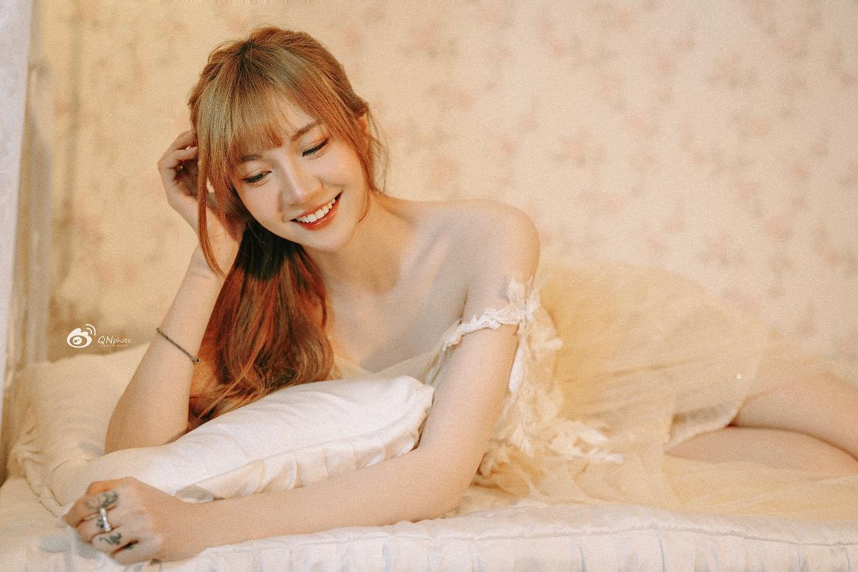 Như Hexi thả dáng khoe đôi chân ngọc ngà, fan phải thốt lên vì độ bạo của nữ streamer- Ảnh 8. Như Hexi thả dáng khoe đôi chân ngọc ngà, fan phải thốt lên vì độ bạo của nữ streamer- Ảnh 8.