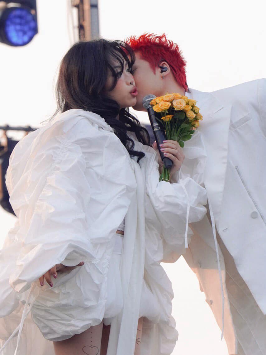 Bắt gặp 1 cặp đôi công khai tình tứ ở hậu trường Em Xinh Say Hi, đàng trai làm hành động quá lộ liễu- Ảnh 5.