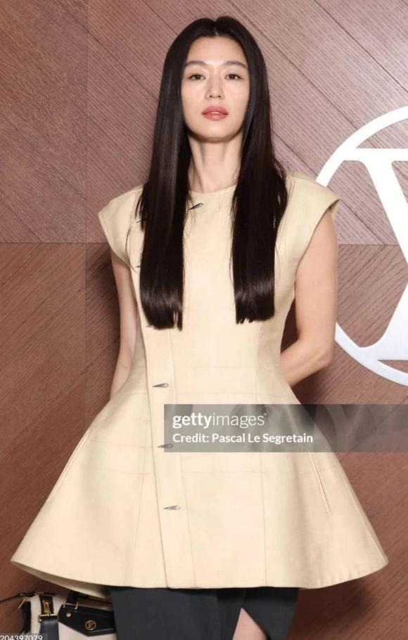 "Mợ chảnh" Jeon Ji Hyun "ra đường", nai lưng gánh nợ 287 tỷ cho chồng đại gia rởm 48402317918490728232027679318937 1750752192428322453522 1750756318866 17507563190961354366412