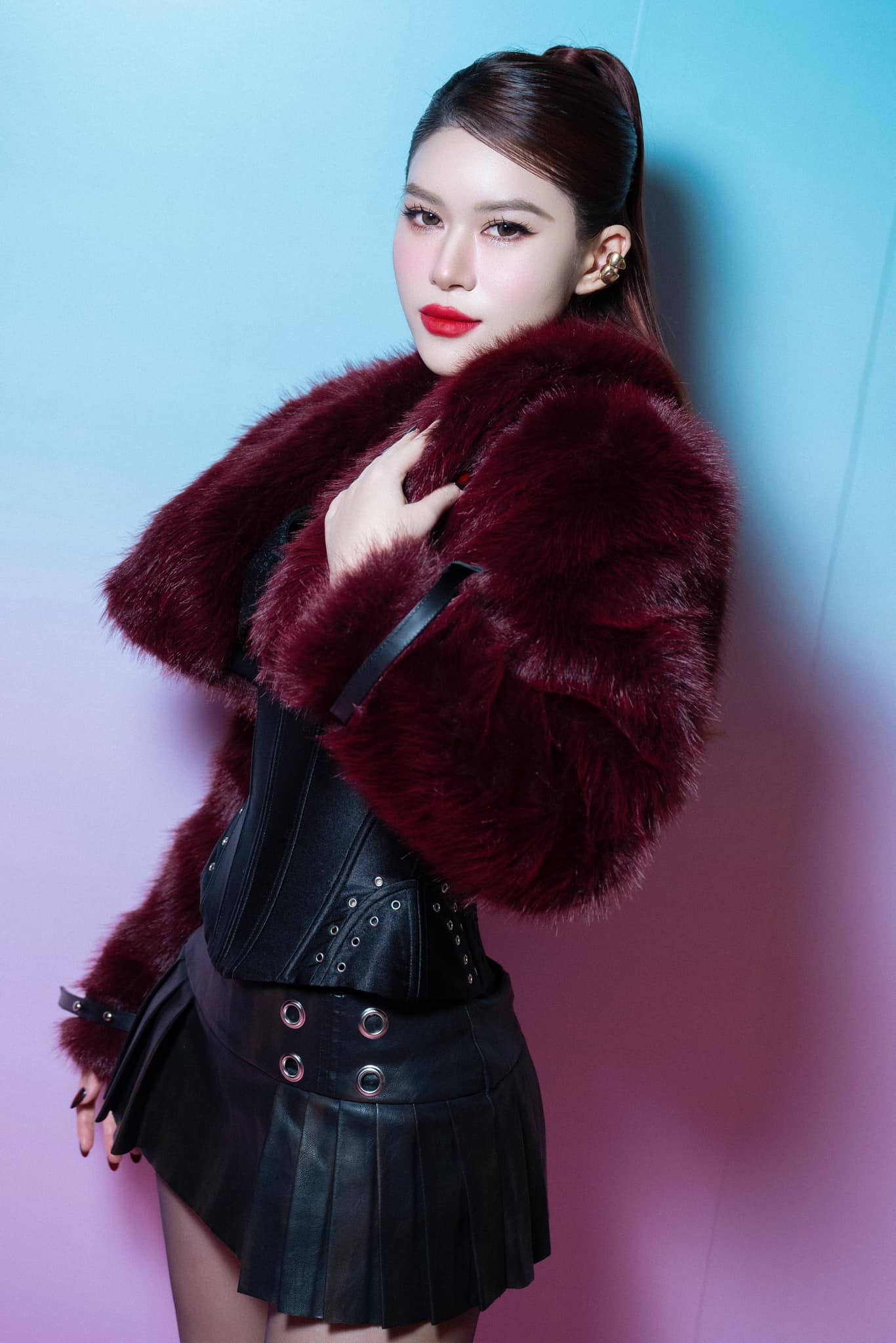 Người đẹp Vbiz là nữ thừa kế “gia tộc nghìn tỷ”: Từng được nuôi như công chúa, nay lăn xả bẻ măng, trồng tỏi giữa trời nắng- Ảnh 5.