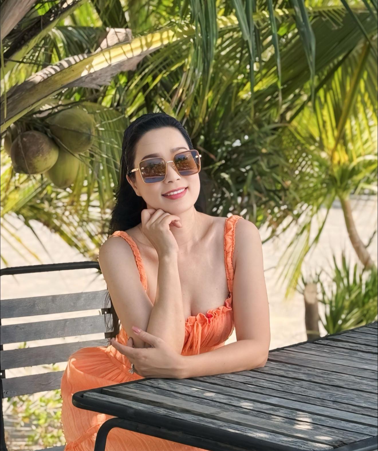 Phó chủ tịch Hội sân khấu được chồng đại gia tặng biệt thự hàng chục tỷ ở TP.HCM, 54 tuổi vẫn gợi cảm- Ảnh 6.