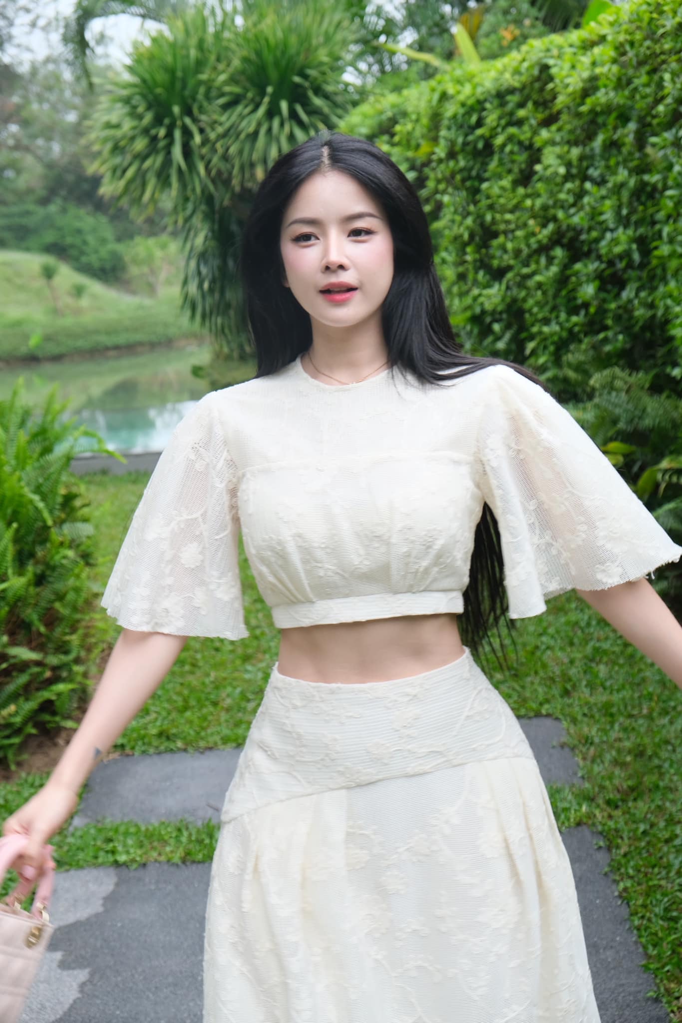 Ngắm DJ Mie diện bikini kín đáo, vẫn cuốn hút gây