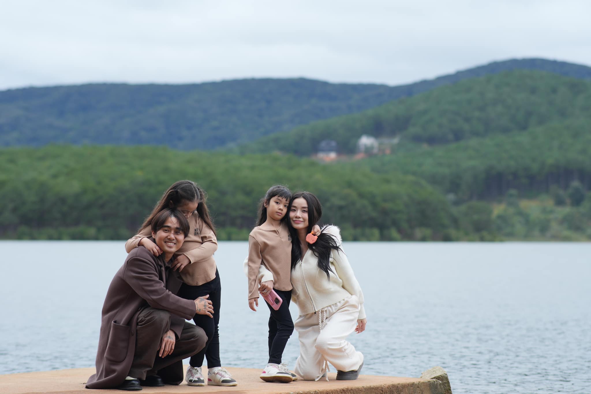 Camera an ninh ghi lại cảnh 1 đôi Vbiz hôn nhau giữa phố, 2 em bé đứng bên cạnh có hành động khó ngờ- Ảnh 3.