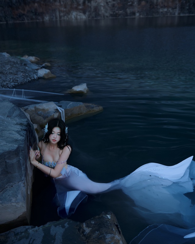 Hot girl 2K hóa tiên cá xinh đẹp,