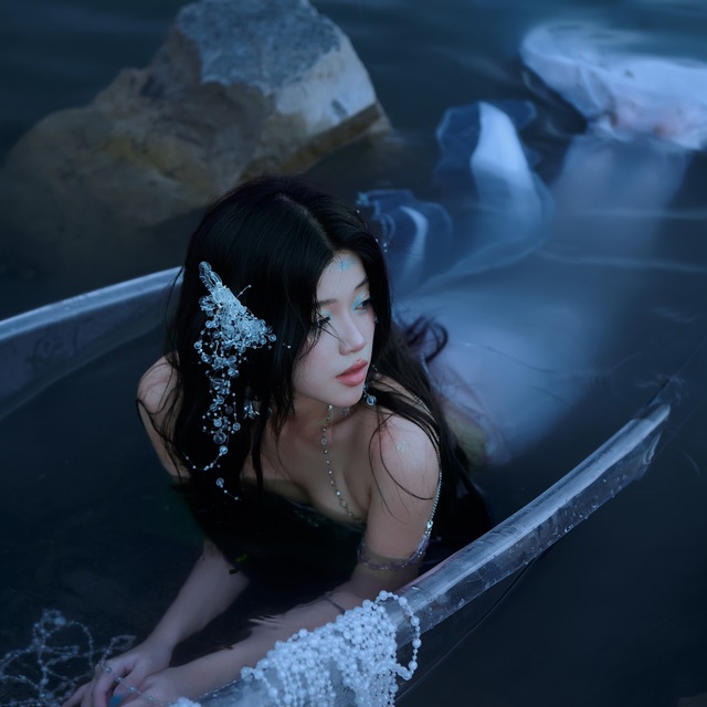 Hot girl 2K hóa tiên cá xinh đẹp,