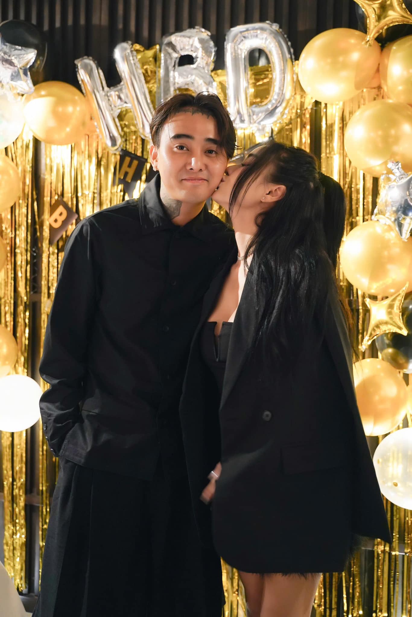 Camera an ninh ghi lại cảnh 1 đôi Vbiz hôn nhau giữa phố, 2 em bé đứng bên cạnh có hành động khó ngờ- Ảnh 4.