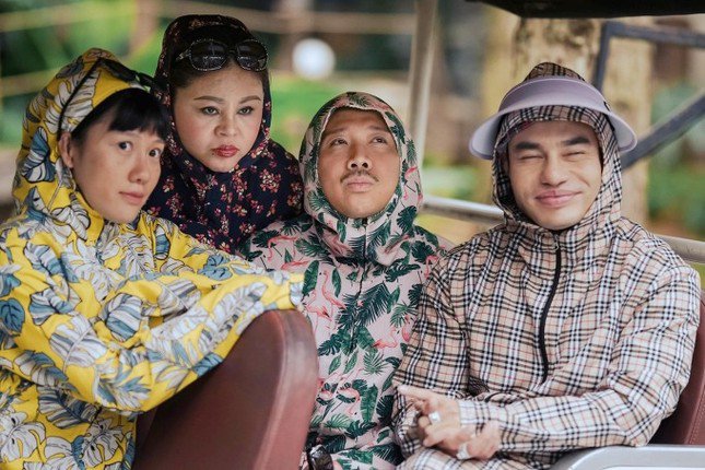 Lê Giang đóng vai Dì Bốn - một trong 4 người của Bộ tứ báo thủ. Bộ phim do Trấn Thành đạo diễn, đang đại thắng trên thị trường phim Tết rạp Việt.