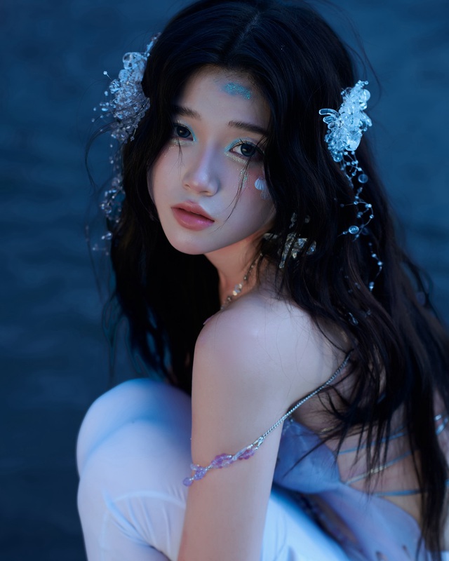 Hot girl 2K hóa tiên cá xinh đẹp,