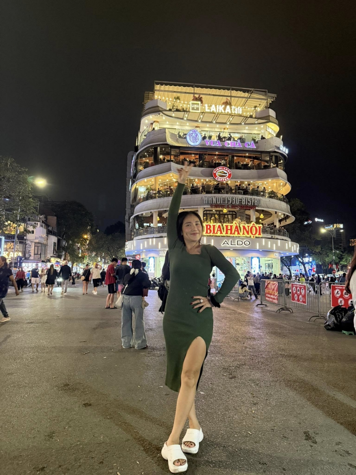 Nghệ sĩ Việt check-in cùng Hàm Cá Mập trước khi công trình bị phá bỏ- Ảnh 7.