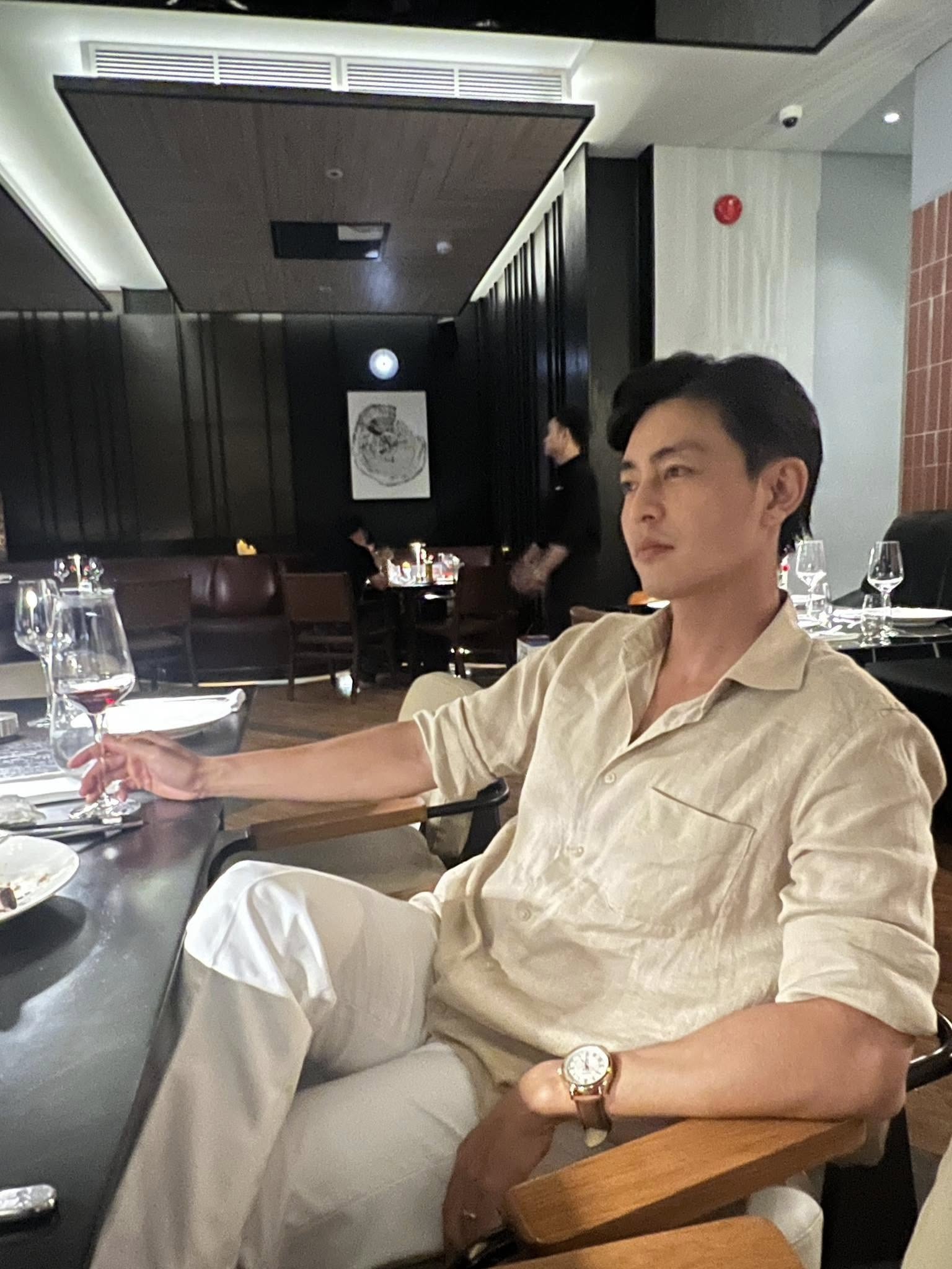 Nam nghệ sĩ 39 tuổi điển trai,